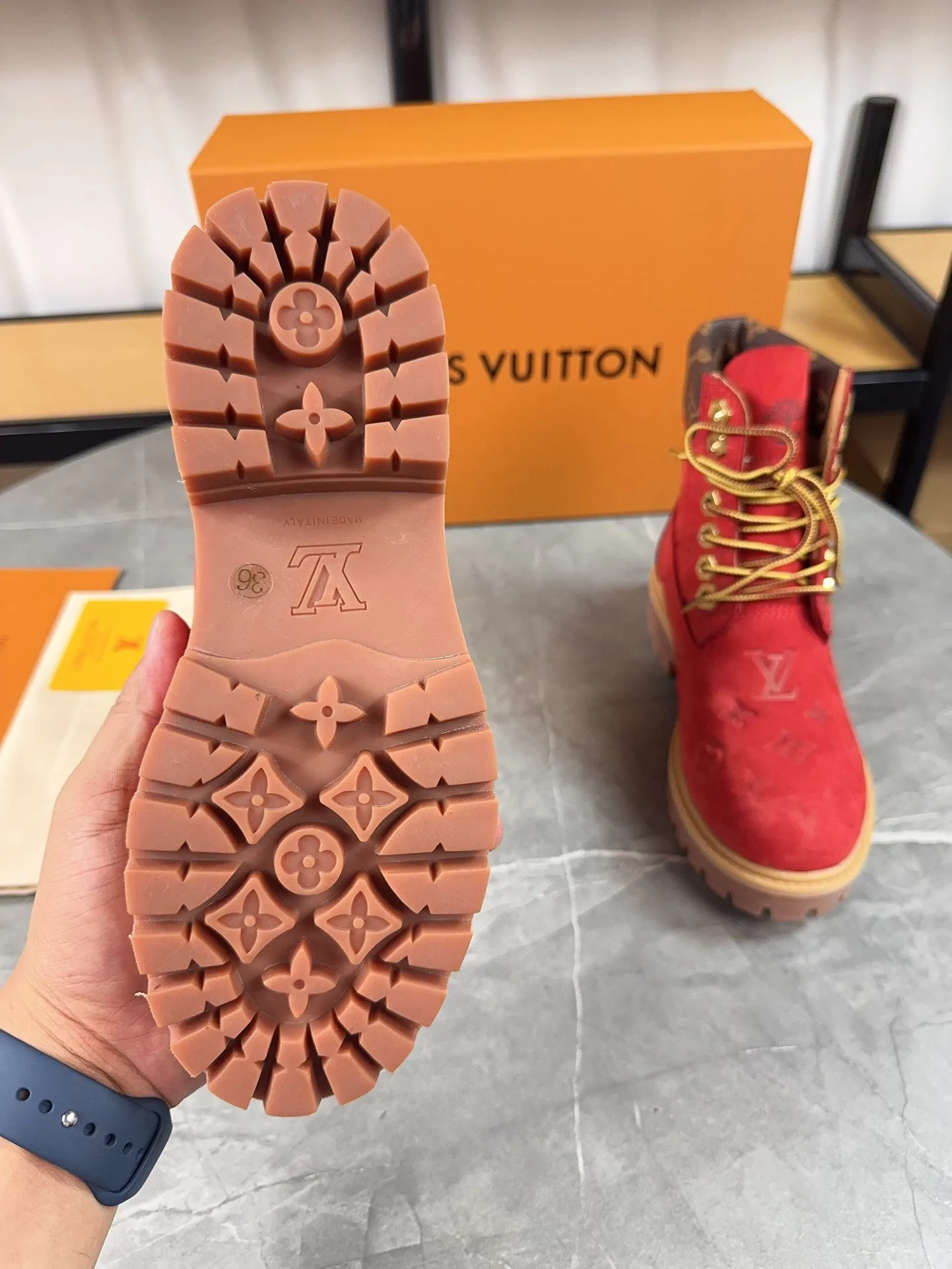 Couple model 💰700 ❤️Top version: Couple model LV x Timberland Timberland joint model Presbyopia Embossed Rhubarb boots Ankle boots Short boots LV x Timberland ankle boots are made of Monogram embossed waterproof nubuck cow leather, relying on the brand's exquisite craftsmanship to carefully reshape the classic Timberland 6-inch boot shape in Italy, and make an eye-catching appearance in 2024 created by Pharrell Williams with American workwear style Autumn and winter menswear show. Monogram embossed tongue, original Timberland laces and outsole are exquisite details, and the leather label expresses the cooperation logo. Exquisite packaging at the delivery counter🛍📦 ▪️Material: Original customized imported first-layer cowhide ▪️Inner lining: Original customized leather lining/mesh lining ▪️Outsole: Original molded anti-slip rubber material ▪️Sole thickness: 3.5CM ▪️Size: Women's 35-40 Men's 39-46